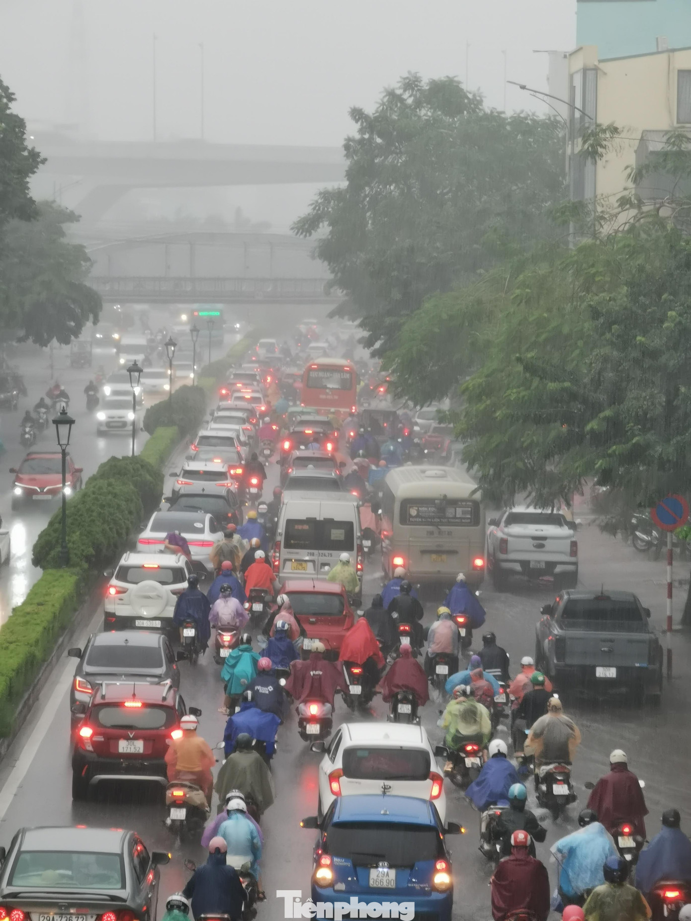 Tại đường Nguyễn Văn Cừ (quận Long Biên) lúc hơn 17 giờ, trời mưa to, các chủ phương tiện di chuyển khó khăn.
