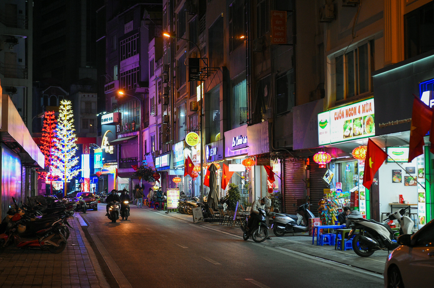 Dù có biển cấm, nhiều người vẫn thoải mái đi xe máy vào phố đi bộ. Dù có biển cấm, nhiều người vẫn thoải mái đi xe máy vào phố đi bộ.