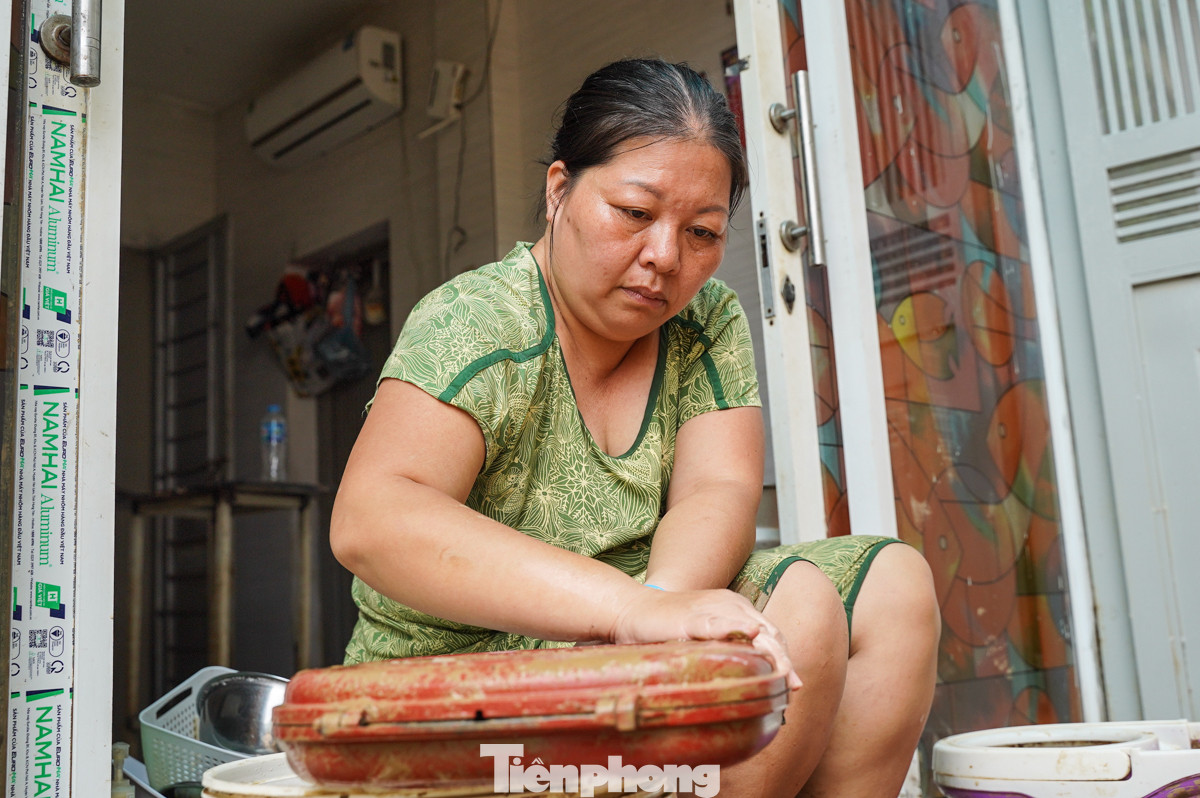“Những ngày nước ngập khiến cuộc sống người dân đảo lộn hoàn toàn. Có người leo lên tầng 2 ở, phó mặc đồ đạc chìm trong nước", bà Nguyễn Thị Thanh Hương (người dân sinh sống tại phường Phúc Tân) cho biết.