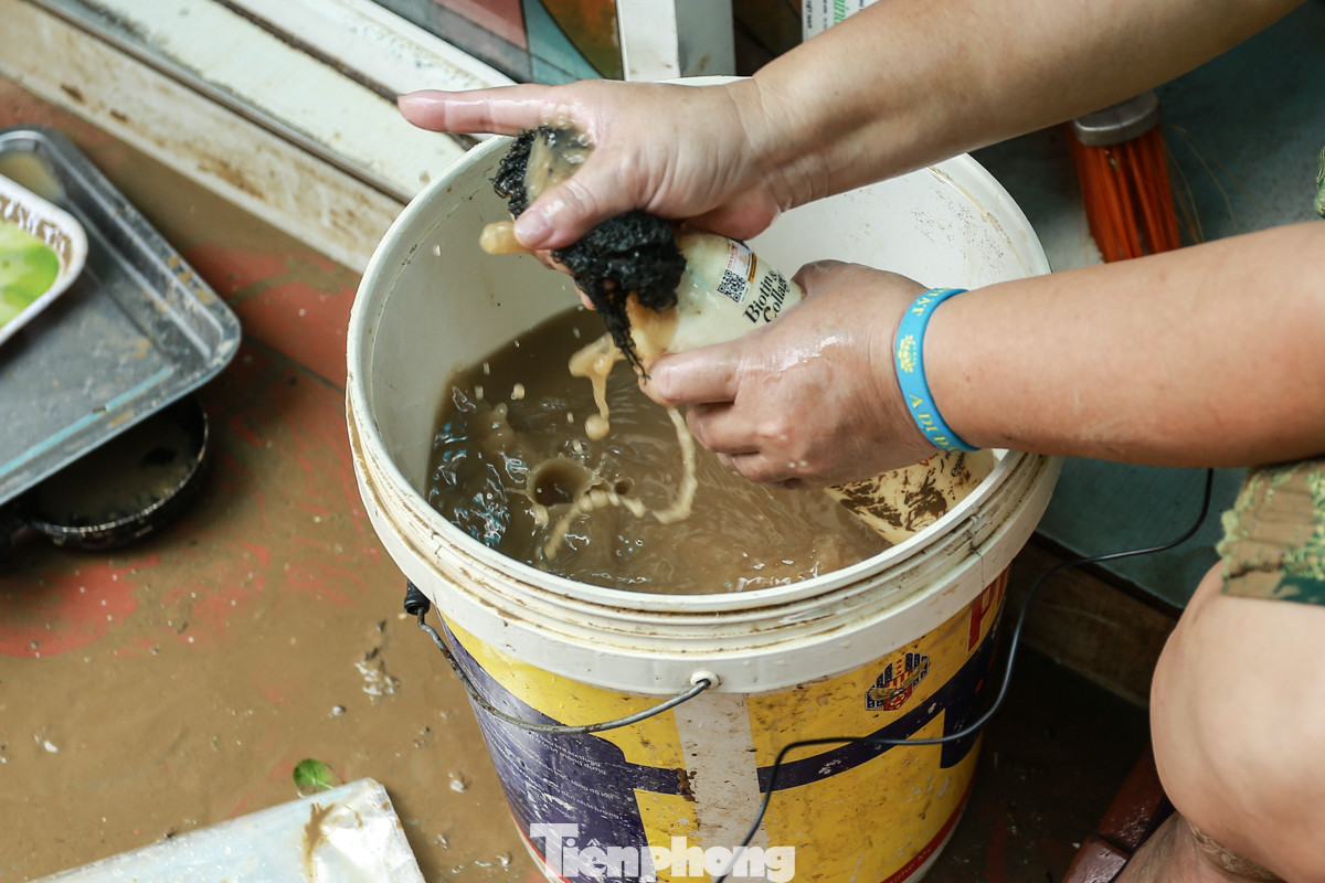 “Những ngày nước ngập khiến cuộc sống người dân đảo lộn hoàn toàn. Có người leo lên tầng 2 ở, phó mặc đồ đạc chìm trong nước", bà Nguyễn Thị Thanh Hương (người dân sinh sống tại phường Phúc Tân) cho biết.