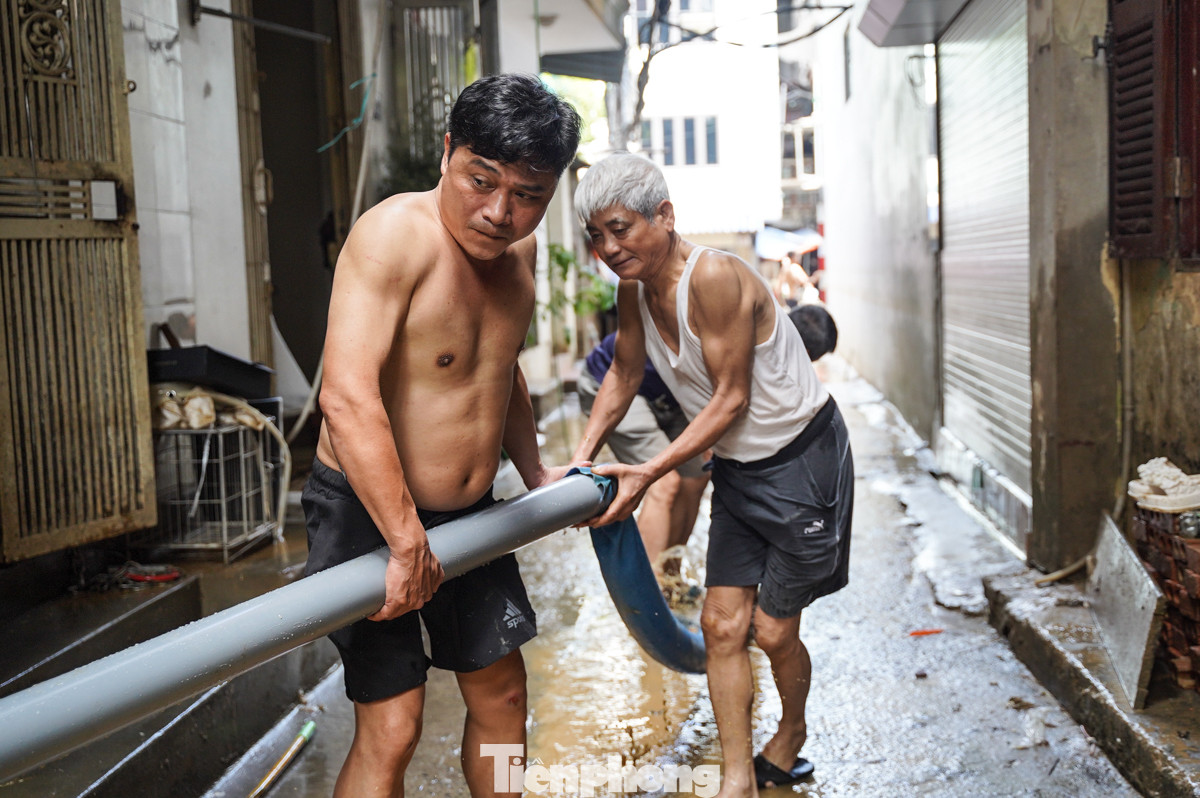 Theo người dân tại đây, từ đêm qua mực nước bắt đầu rút, cả đêm người dân thức trắng cùng nhau dọn dẹp. Đến sáng nay mọi thứ tạm ổn nhưng vẫn rất ngổn ngang.