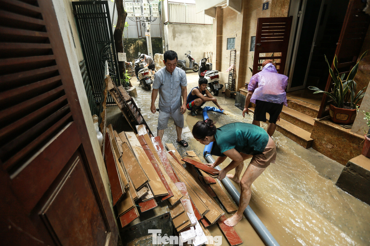 Sáng 13/9, sau khi rút, người dân nhiều khu vực ven sông Hồng tập trung dọn dẹp, vệ sinh nhà cửa để quay về cuộc sống bình thường.