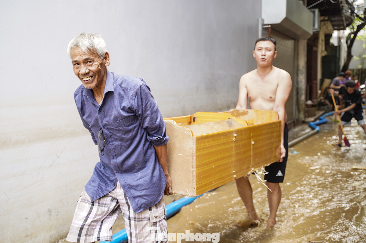 Nhiều tủ quần áo, đồ đạc ngâm trong nước đã hư hỏng buộc người dân phải vứt bỏ, rác thải chất thành đống ngay đầu đường. "Nhà tôi tủ đồ bị ngâm nước quá lâu hỏng hết phải bỏ đi, giờ cái gì dùng được thì giữ lại, cố gắng dọn dẹp nhà cửa", ông Chiến chia sẻ.
