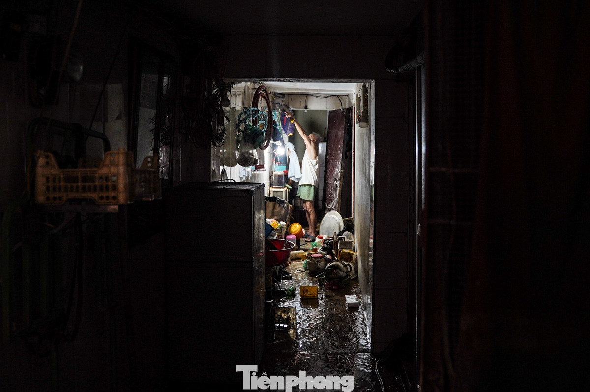 Nước rút, để lại một khối lượng lớn bùn đất, rác thải, khiến người dân tốn nhiều công sức để vệ sinh.