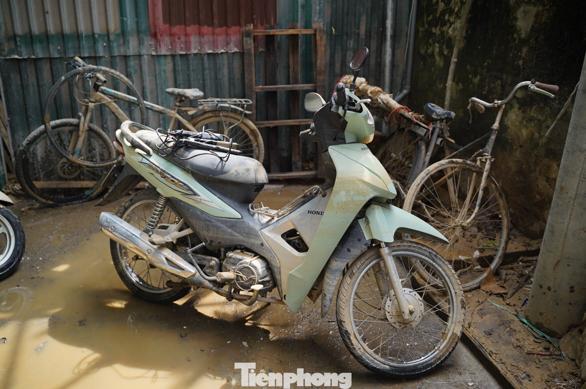 Nhiều đồ đạc bị hư hỏng do ngâm nước quá lâu.