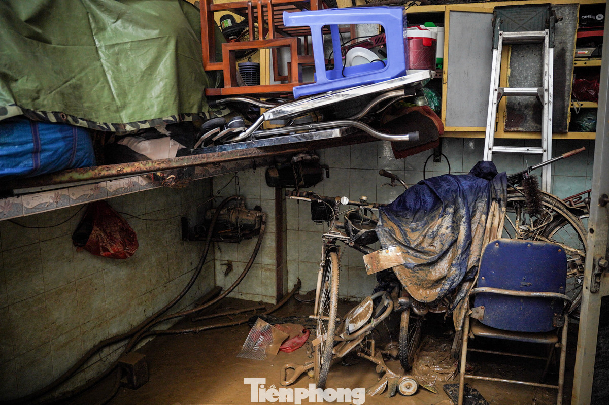 Nhiều khu vực tại phường Phúc Tân nước ngập sâu ảnh hưởng làm hư hại nhiều đồ dùng gia đình.