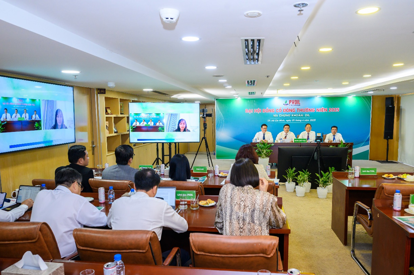 Ban Chủ tọa giải đáp các câu hỏi của cổ đông qua hình thức trực tuyến. Ban Chủ tọa giải đáp các câu hỏi của cổ đông qua hình thức trực tuyến.