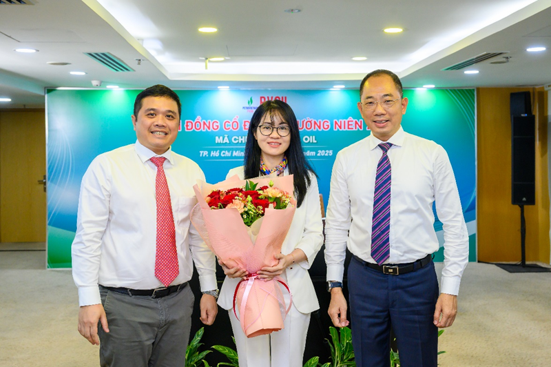 Ông Cao Hoài Dương – Chủ tịch HĐQT PVOIL (bên phải) và ông Nguyễn Đăng Trình – Thành viên HĐQT kiêm Tổng Giám đốc PVOIL (bên trái) chúc mừng bà Nguyễn Linh Giang được ĐHĐCĐ bầu vào HĐQT PVOIL Ông Cao Hoài Dương – Chủ tịch HĐQT PVOIL (bên phải) và ông Nguyễn Đăng Trình – Thành viên HĐQT kiêm Tổng Giám đốc PVOIL (bên trái) chúc mừng bà Nguyễn Linh Giang được ĐHĐCĐ bầu vào HĐQT PVOIL