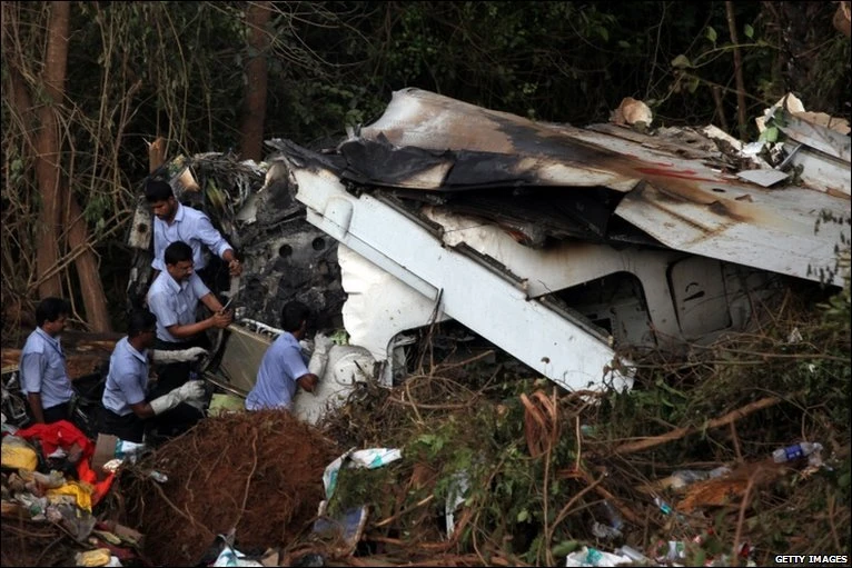 Ảnh: Các nhà điều tra Ấn Độ tại hiện trường máy bay rơi - ảnh: Getty Images 