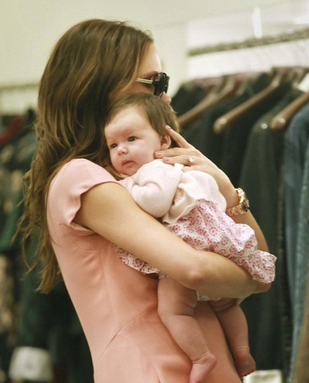 Xuất hiện tại sân bay Los Angle (Mỹ), hai mẹ con nhanh chóng trở thành tâm điểm của sự chú ý. Tại buổi lễ trao giải thưởng British Fashion. Hai mẹ con tại thành phố Los Angles. Vic và Harper với tone hồng xuất hiện trên đường phố New York (Mỹ) trong tuần lễ thời trang New York. Công chúa Harper trông thật đáng yêu với chiếc váy và chiếc nơ xinh màu hồng. Hai mẹ con đi mua sắm tại của hàng Big Apple. Vừa mới bước chân ra khỏi cửa hàng Channel, hai mẹ con đã bị những paparazzi chộp được.