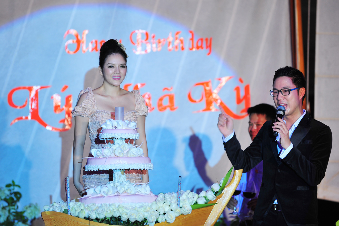 Lý Nhã Kỳ hạnh phúc bên món quà bất ngờ là chiếc bánh sinh nhật khổng lồ