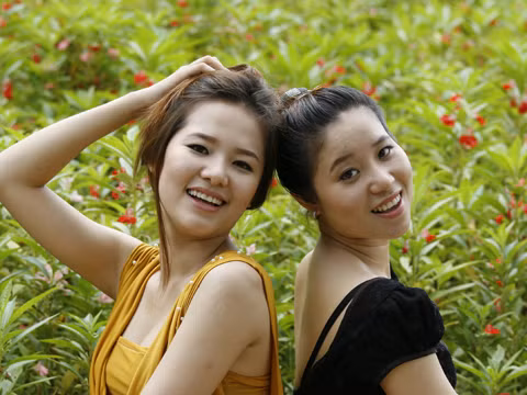 Hai chị em người đẹp cùng nộp đơn dự thi Hoa hậu Việt Nam 2012.
