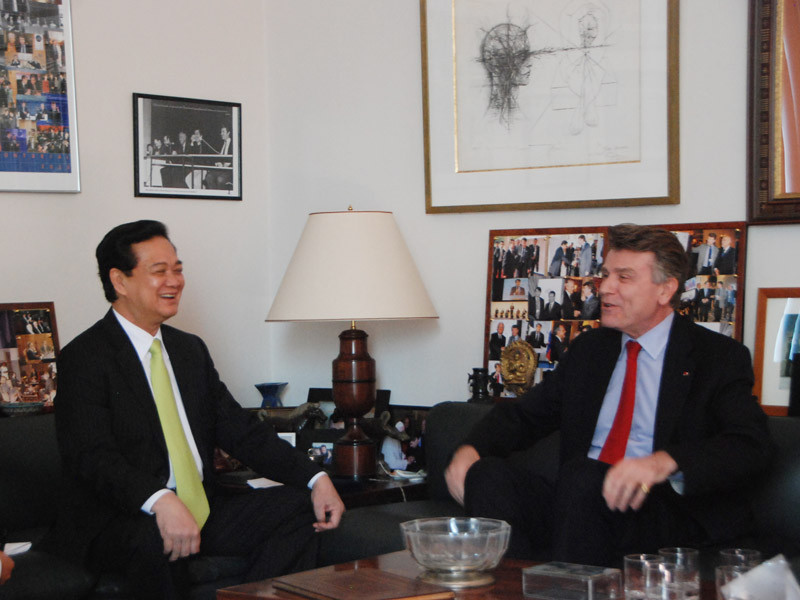 Trước lúc đăng đàn và đối thoại, trong phòng làm việc của Viện trưởng IFRI