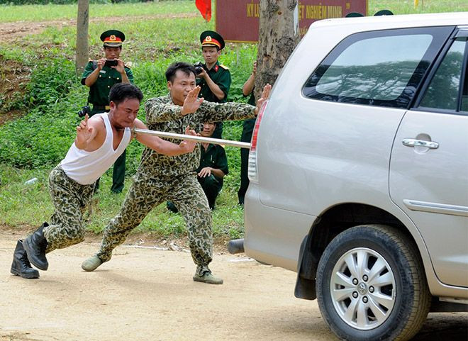 Mỗi người một sở trường khác nhau. Một chiến sĩ dùng giáo nhọn cắm vào yết hầu đẩy ô tô có người ngồi trên xe đi vài chục mét