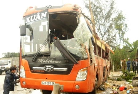 Chiếc ô tô khách gây tai nạn sáng ngày 4-2 đã bị vỡ nát, hư hỏng nặng