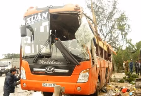 Chiếc ô tô khách gây tai nạn sáng ngày 4-2 đã bị vỡ nát, hư hỏng nặng