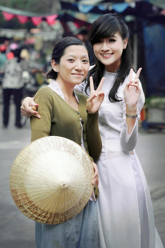 Cô gái xinh đẹp này tạo dáng xì tin cùng các thành viên trong đoàn