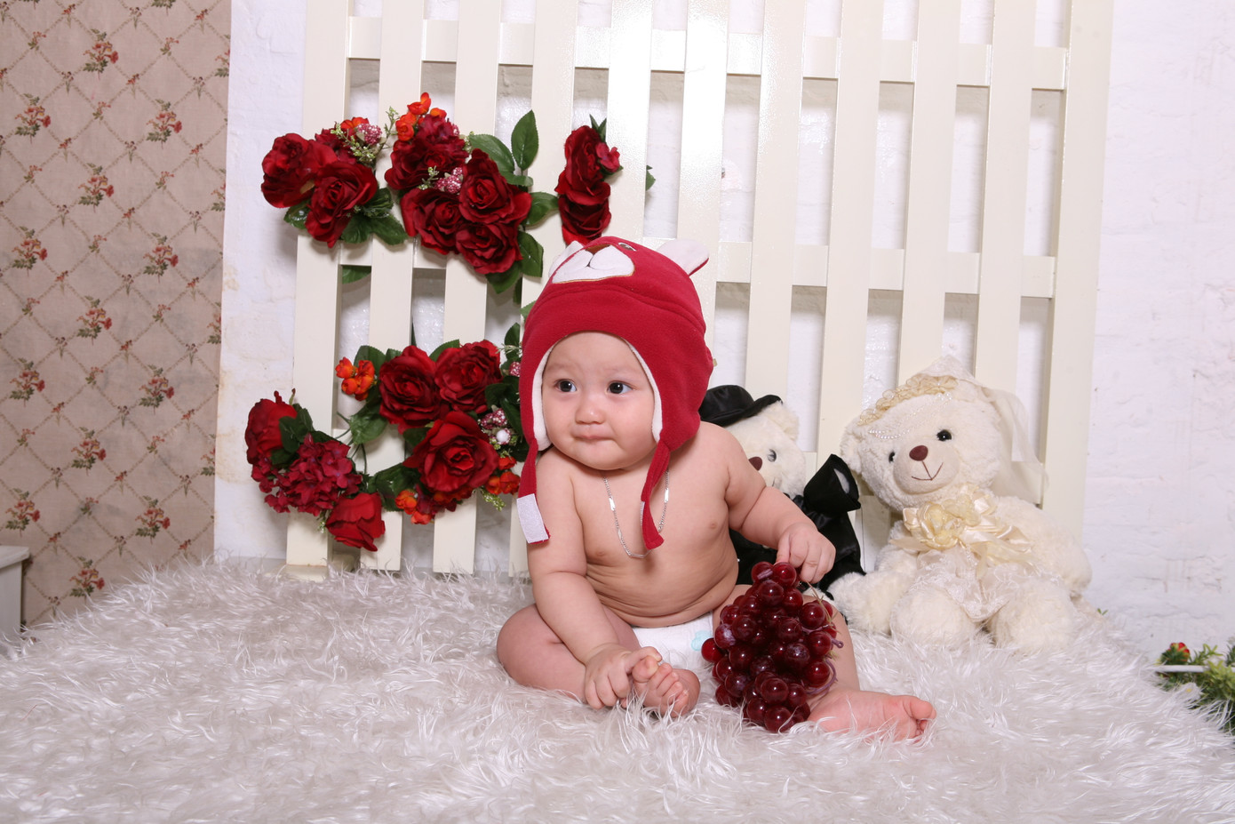 Mới mấy tháng trước thôi, Teddy trông y hệt một cu cậu ấy! Bây giờ thì Teddy cũng váy, cũng kẹp tóc, cũng "sexy" như ai!