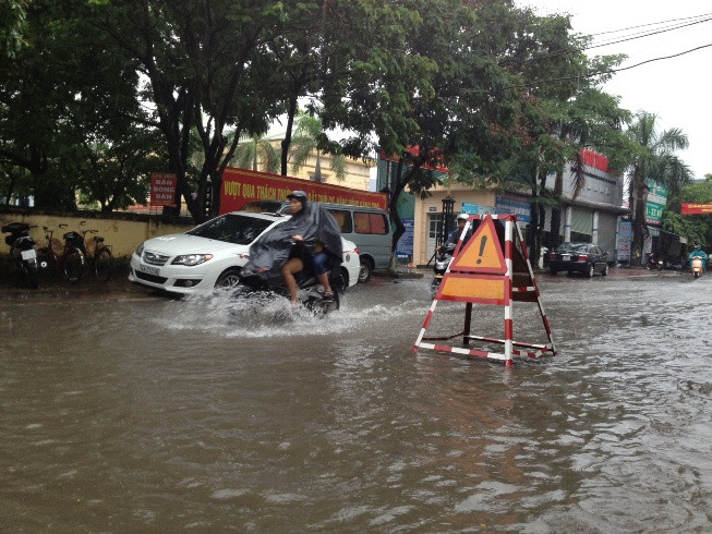Đường phố thành sông. Ảnh: Nguyễn Tú