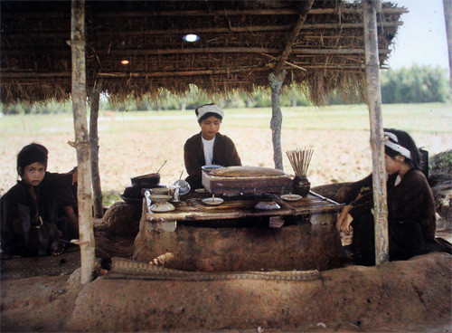  Những người buôn bán, dân thường ăn mặc giản dị, áo the khăn vấn gọn gàng. Từ xưa, người dân Hà Nội đã có thói quen ăn hàng dù quán rất đơn giản. Chiếu phủ lên nền đất làm chỗ ngồi, bàn được làm bằng tre, đồ ăn có mẹt đậy