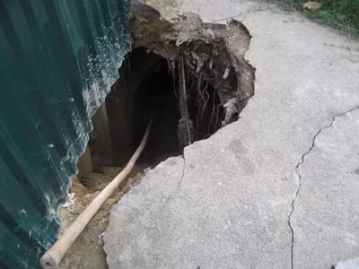 Đường đi của người dân bị nứt do thi công dự án 