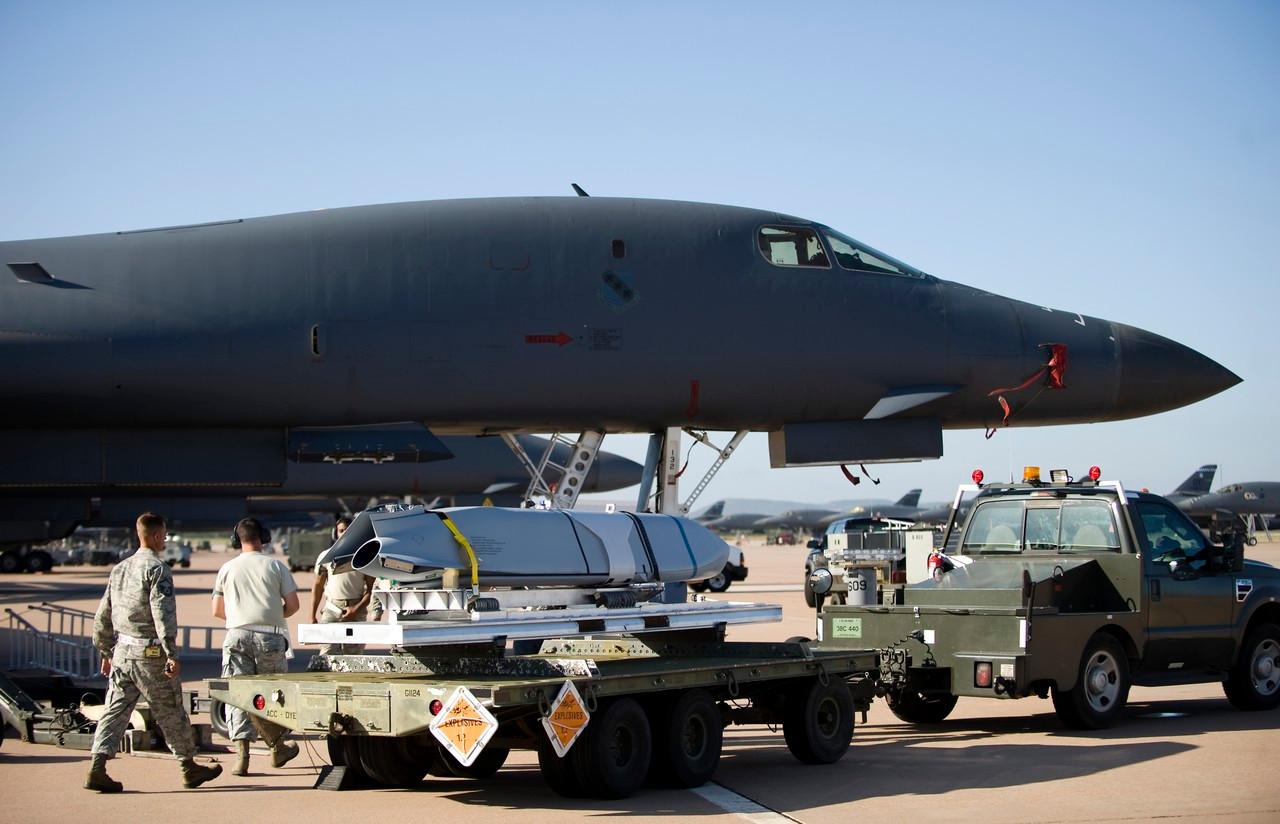 Quân Mỹ lắp tên lửa chống hạm tầm xa tối tân lên máy bay