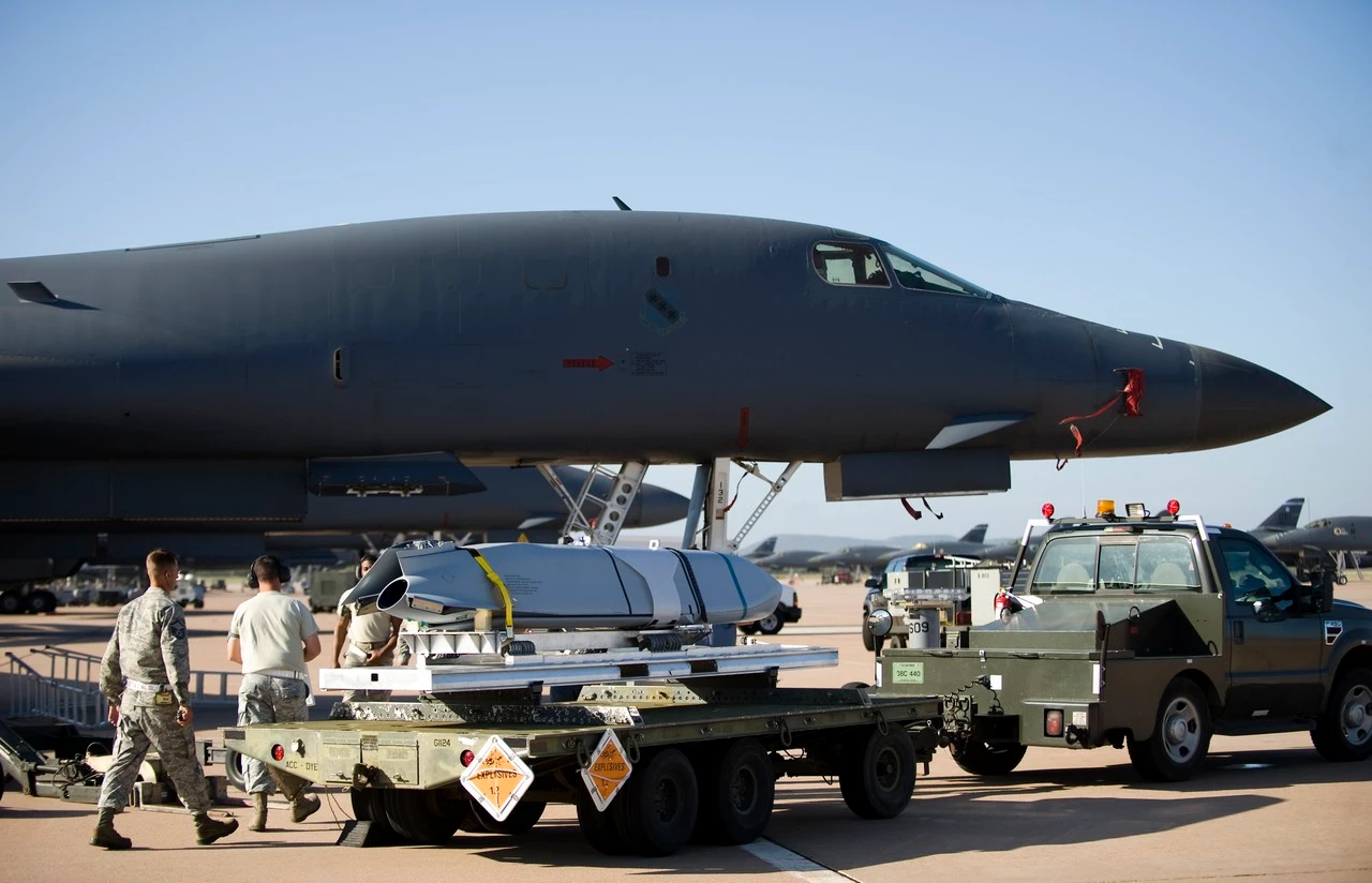 Quân Mỹ lắp tên lửa chống hạm tầm xa tối tân lên máy bay