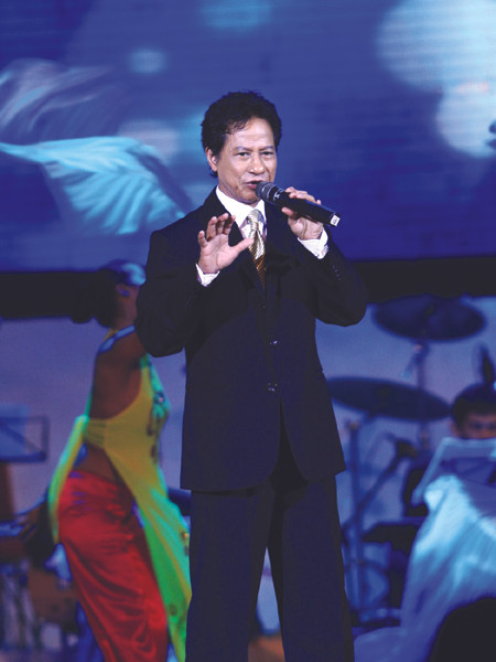 Ca sĩ Chế Linh được khán giả đón nhận nồng nhiệt trong đêm diễn tại Hà Nội. Ảnh. N.M.Hà