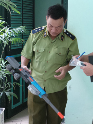 Một khẩu súng nhựa rất bắt mắt, dễ gây nguy hiểm khi cho trẻ con chơi