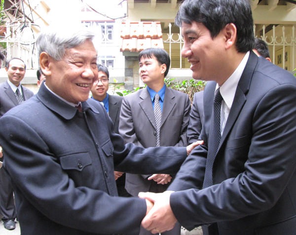 Nguyên Tổng bí thư Lê Khả Phiêu bắt tay, động viên anh Nguyễn Đắc Vinh - Bí thứ thứ nhất TƯ Đoàn TNCS HCM.
