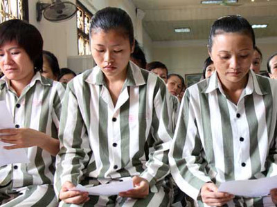 Nhiều phạm nhân đã rớt nước mắt khi nhận được giấy chứng nhận đặc xá. Ảnh: Hà Anh