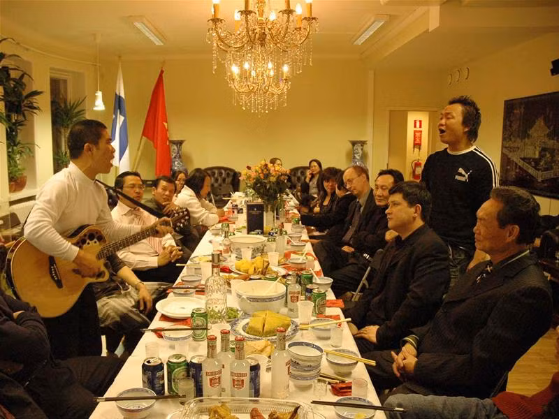 Các nghệ sỹ Việt Nam và bữa tiệc đầu năm tại Phần Lan. Ảnh do ĐSQ Việt Nam tại Phần Lan cung cấp