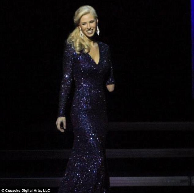 Nicole tự tin trên sân khấu. Nicole tự tin trên sân khấu