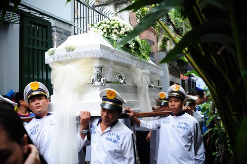 Linh cữu được đưa ra khỏi nhà để đem về hỏa táng tại nghĩa trang Bình Hưng Hòa