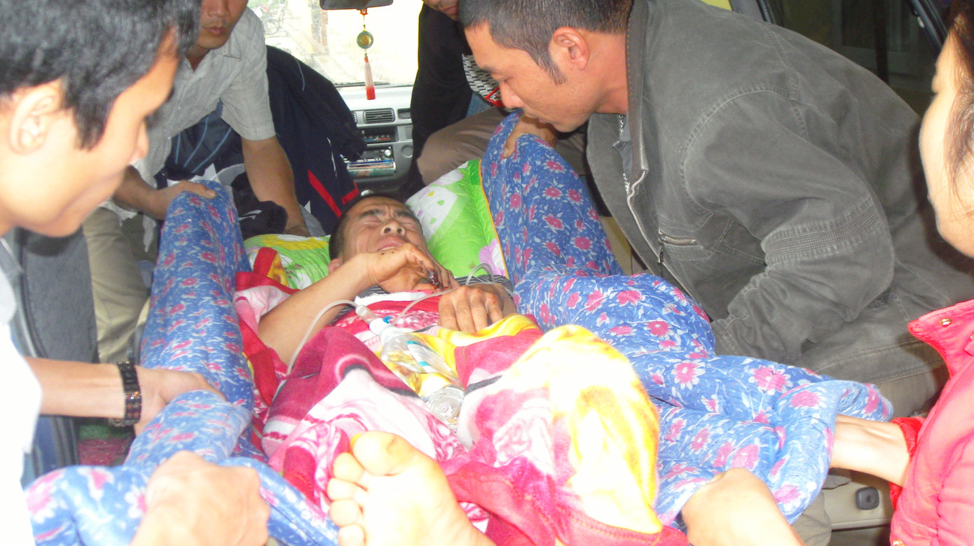 Lúc 1h chiều nay, hai nạn nhân Nguyễn Văn Thìn (tên thường gọi là Cường) và Vy Văn Thích, trú tại xã Châu Lý (Qùi Hợp) được chuyển đến BV Đa khoa Nghệ An cấp cứu.