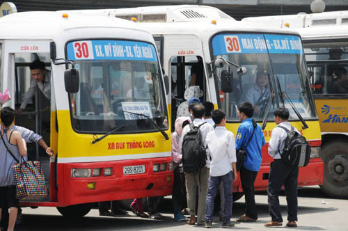 Sĩ tử vất vả chờ xe buýt