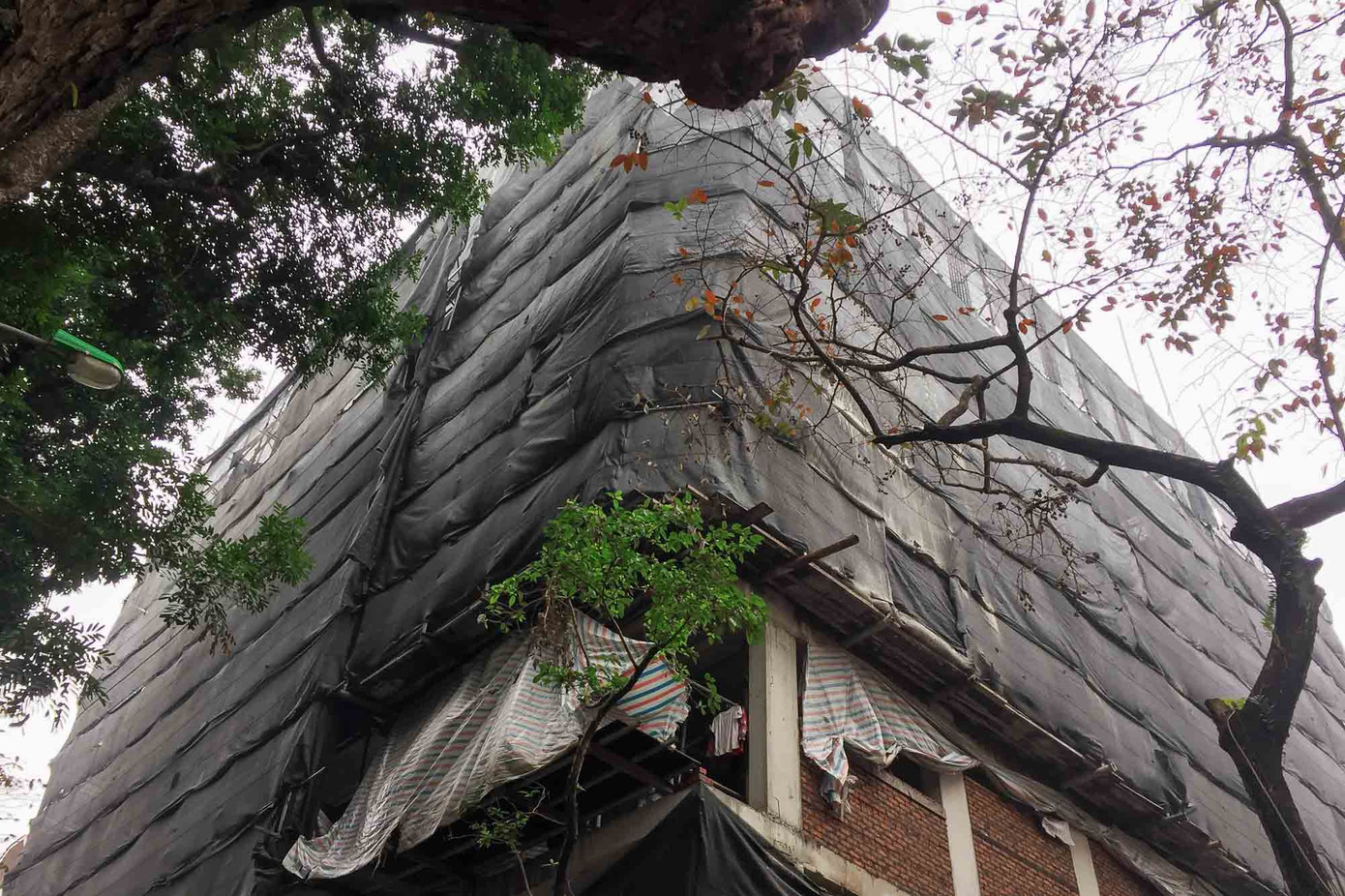 Cao ốc xây vượt tầng cạnh Hồ Gươm chưa thể 'hạ' chiều cao do không có thợ! ảnh 5