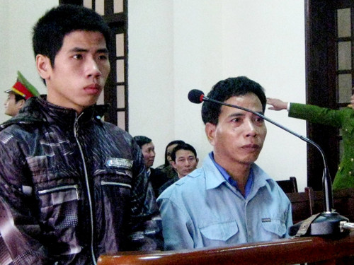 Hai bố con bị cáo Thăng tại tòa