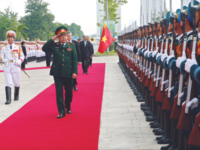 Bộ trưởng Phùng Quang Thanh và Bộ trưởng Quốc phòng các nước duyệt đội danh dự trước lễ khai mạc ADMM+