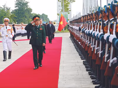 Bộ trưởng Phùng Quang Thanh và Bộ trưởng Quốc phòng các nước duyệt đội danh dự trước lễ khai mạc ADMM+