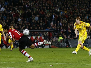 ... pha sút bóng thần sầu của Riise