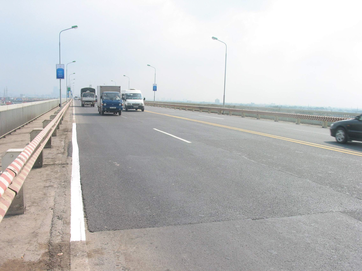 Một mảng mặt cầu Thăng Long vừa vá lại