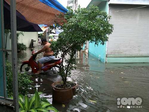 Nước ngập sâu trong các ngõ hẻm ở nhiều tuyến đường quận 4 như đường Tôn Đản, Vĩnh Hội, Hoàng Diệu, Nguyễn Tất Thành... Ảnh: Jessica