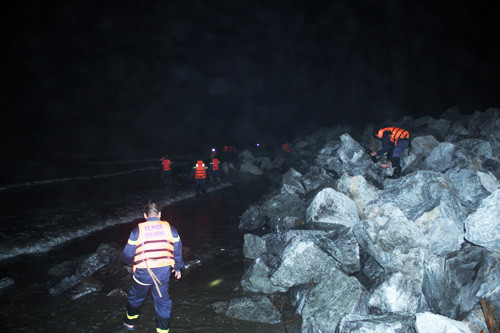 Lực lượng cứu hộ tìm kiếm các học sinh trong đêm 29/12.