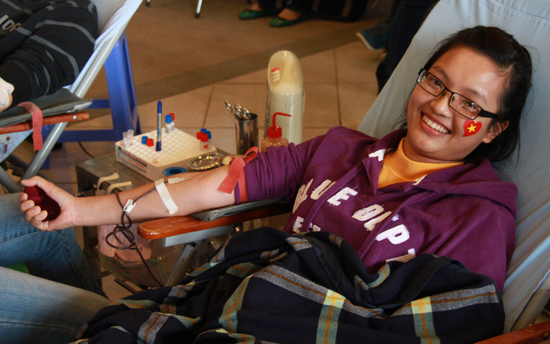 ... tuy nhiên, nỗi sợ hãi đó nhanh chóng qua đi. Trong ảnh là Nguyễn Thị Hồng Uyên, sinh viên trường ĐH Thương Mại. Đây là lần đầu tiên Uyên hiến máu