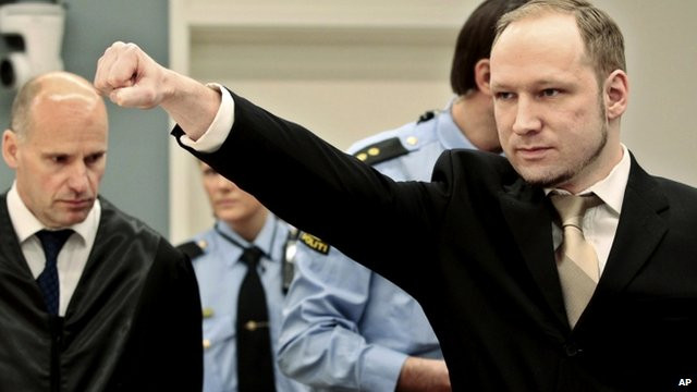 Sát thủ Na Uy Anders Breivik giơ tay chào tại phiên tòa. . Sát thủ Na Uy Anders Breivik giơ tay chào tại phiên tòa.