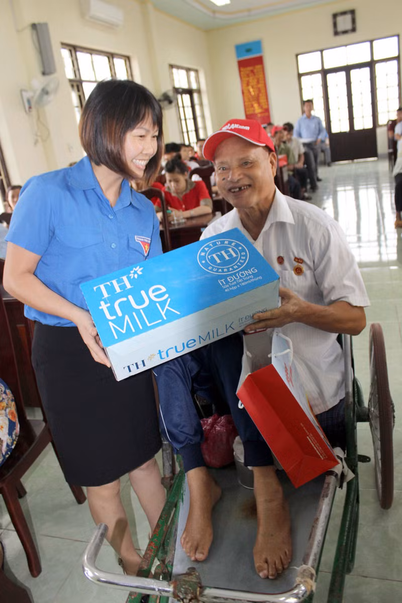 Cán bộ tỉnh Đoàn trao quà cho thương binh ¼ Nguyễn Hữu Thiều