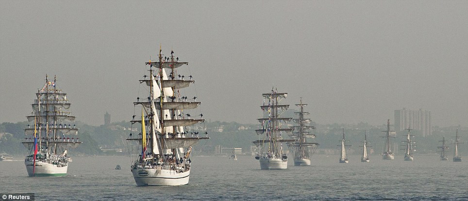 Vẻ đẹp hoành tráng, nên thơ của đoàn thuyền trên sông Hudson trong một buổi chiều khi chuẩn bị cập cảng ở New York