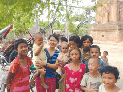 Huyền Chip và các em bé tại Ấn Độ