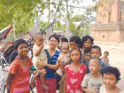 Huyền Chip và các em bé tại Ấn Độ